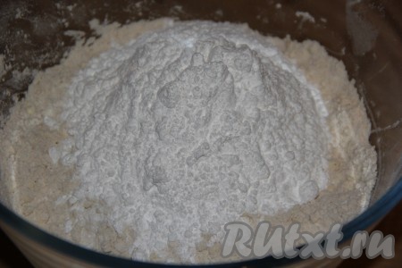 В получившуюся крошку всыпать сахарную пудру.
