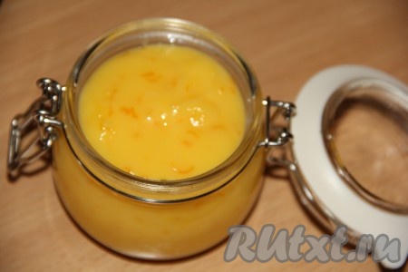 Горячий курд выложить в стеклянную банку, прикрыть крышкой, дать остыть до комнатной температуры, а затем поместить в холодильник, чтобы десерт хорошо охладился. Я оставляю курд в холодильнике на ночь. После остывания курд станет более густым.
