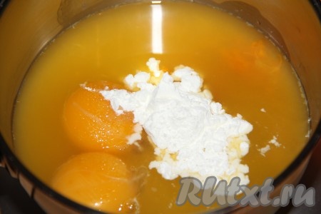 Сюда же всыпать крахмал и сахар, перемешать массу венчиком.
