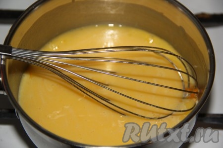 Поставить кастрюлю на огонь. Довести массу до кипения, постоянно перемешивая венчиком.
