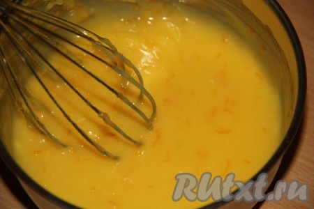 Затем, не переставая помешивать, варить апельсиновый курд на медленном огне, примерно, 3 минуты. Курд станет более густым и однородным.
