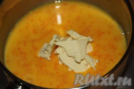 Добавить размягчённое сливочное масло.
