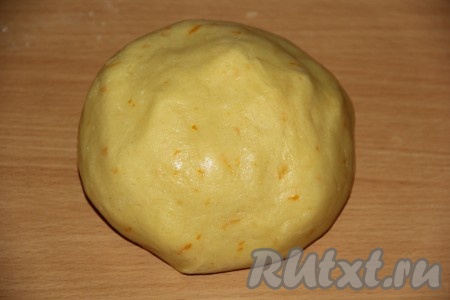 Замесить мягкое, эластичное, нежное тесто, не липнущее к рукам. Поместить тесто в пакет и убрать в холодильник на 2 часа.
