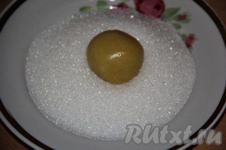 По прошествии времени из теста сформировать небольшие шарики (примерно, размером с грецкий орех). Затем каждый шарик обвалять со всех сторон в сахаре.
