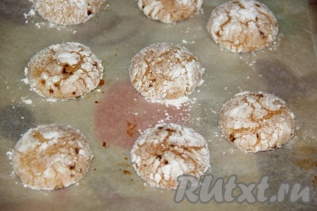 Выпекать апельсиновое печенье в разогретой духовке при температуре 180 градусов минут 15. Готовое печенье, не снимая с бумаги,&nbsp;слегка остудить, а затем переложить на тарелку.
