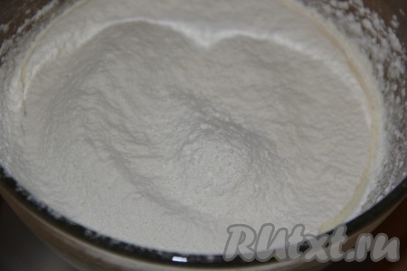 Всыпать муку, разрыхлитель и соль.
