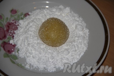 Каждый шарик, покрытый сахаром, обвалять со всех сторон в сахарной пудре.
