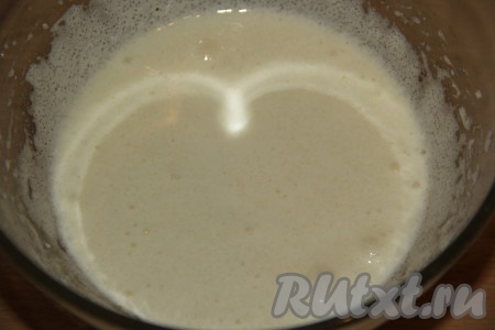 Миксером взбить сахар с яйцом в течение 3 минут.
