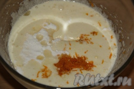 В смесь сахара и яйца добавить цедру и ванилин, влить растительное масло и свежевыжатый апельсиновый сок, перемешать миксером до однородности.
