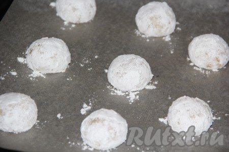 Подготовленные шарики выкладывать на расстоянии друг от друга на противень, застеленный пергаментной бумагой.
