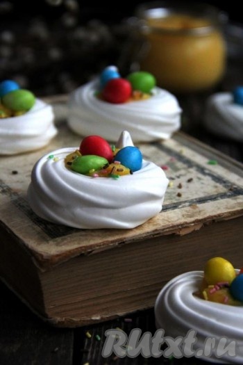 Вот такое красивое и яркое пасхальное безе в виде гнёздышек получились. Этот вкусный, нежный десерт великолепно дополнит праздничный стол и, наверняка, понравится и детишкам, и взрослым!
