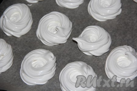 Противень застелить пергаментом и отсадить безе с помощью кулинарного мешка в виде гнёзд. Диаметр гнёзд, примерно, 8-9 см. У меня получилось 15 гнёзд.
