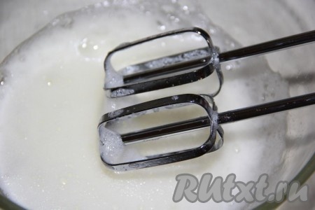 Миксером взбить белки в пышную пену.
