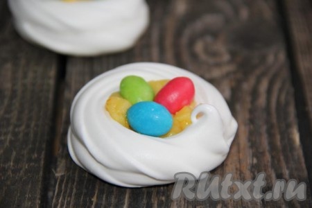Выложить на крем цветные конфетки овальной формы, можно дополнительно украсить кондитерской посыпкой.

