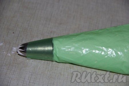 Переложить получившуюся массу в кулинарный мешок с фигурной насадкой.
