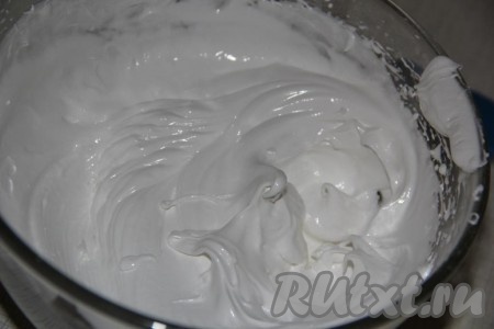 Всыпать сахарную пудру и взбивать массу до стойких пиков. В конце взбивания влить сок лимона. Ещё раз взбить до однородного состояния.
