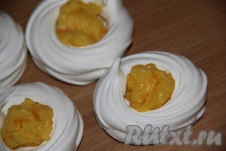 Наполнить гнёзда из безе любым кремом. Я использовала апельсиновый курд.