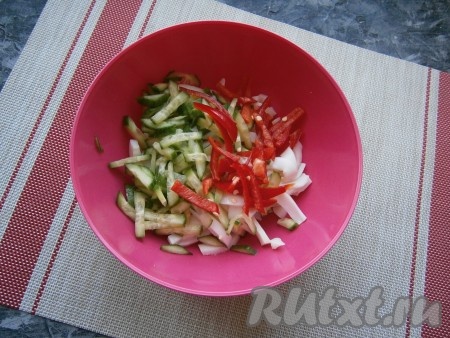 Удалить из болгарского перца семена с плодоножкой. Для того чтобы салат выглядел более эффектно, я взяла перец красного цвета. Болгарский перец и свежий огурчик нарезать соломкой и добавить к нарезанным кальмарам.
