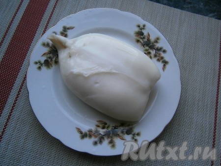 Поместить тушку в кастрюлю с холодной водой, поставить на огонь, воду посолить немного. Как только вода закипит, выключить газ, а кальмара вынуть и поместить в холодную воду. В этом случае мясо кальмара получится нежным и мягким. Когда кальмар остынет, нужно поддеть ножом и снять с его поверхности тонкую шкурку.
