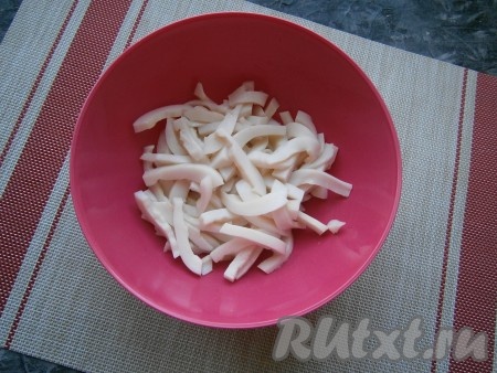 Далее кальмара нарезать соломкой и выложить в миску.
