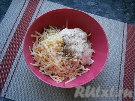 В миску с салатом добавить майонез, по вкусу посолить и поперчить.
