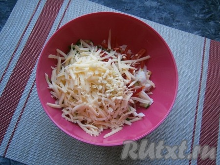 Сюда же добавить сыр, натёртый на крупной тёрке, а также мелко нарезанный (или пропущенный через пресс) чеснок.
