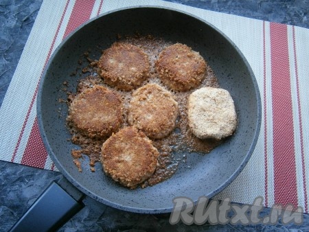 Сковороду разогреть с растительным маслом и выложить котлеты из грецких орехов. Жарить их на среднем огне до румяности с одной стороны, затем аккуратно (котлетки очень нежные) перевернуть и жарить до румяности другую сторону.
