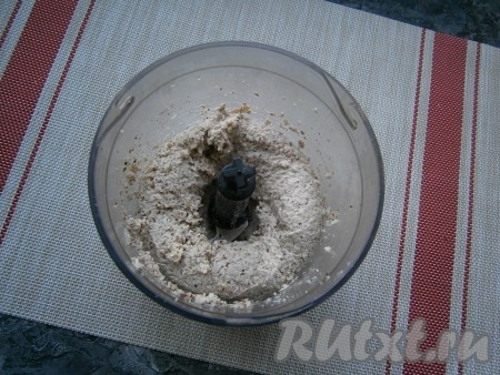 Влить воду комнатной температуры и измельчить содержимое чаши блендера до состояния практически однородной, густой массы.