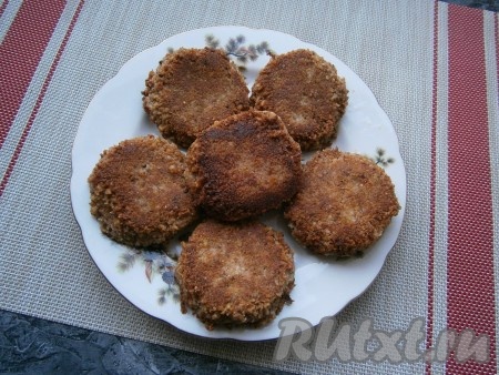 Ореховым котлетам дать немного остыть.