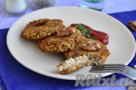 Подать постные, необычные и очень вкусные котлеты, приготовленные из грецких орехов, тёплыми к столу.