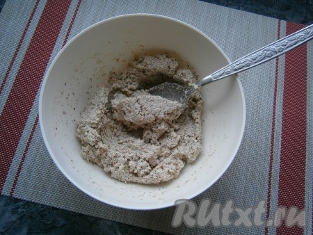 Также всыпать 1 столовую ложку муки и тщательно массу перемешать.
