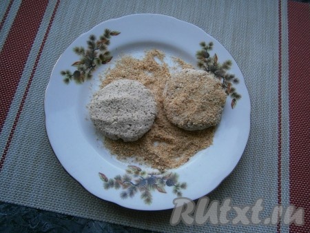 Чуть влажными руками сформировать небольшие круглые котлетки, аккуратно обвалять их со всех сторон в сухарях.
