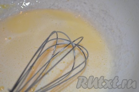 Влить 100 миллилитров молока, перемешать.