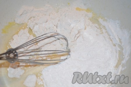 Затем всыпать рисовую муку и крахмал, хорошо перемешать, чтобы не было комочков.