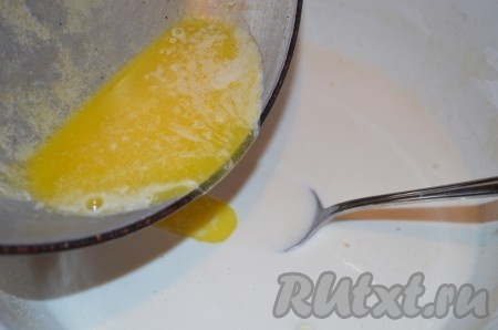 Влить в тесто оставшееся молоко, очень хорошо перемешать. Сливочное масло растопить, дать ему немного остыть, влить в тесто, тщательно перемешать. Тесто получается негустым.