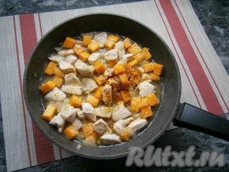 Далее влить в сковороду горячую воду, добавить соль и специи по вкусу, всыпать карри.
