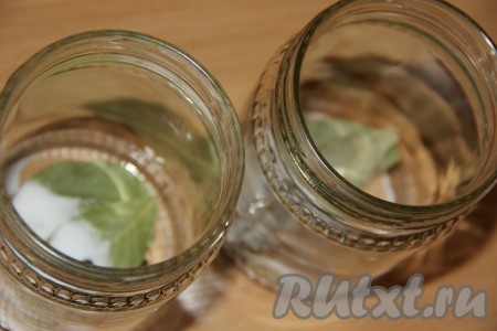 В каждую чистую банку выложить 1 лавровый лист, 1 чайную ложку соли и 4 горошины чёрного перца.
