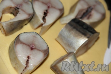 Разморозить скумбрию при комнатной температуре, затем отрезать хвосты, плавники и головы, удалить внутренности и хорошо промыть рыбу под проточной водой. Рыбку разрезать на кусочки. Я разрезала каждую скумбрию на 5 кусочков.
