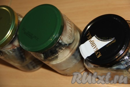 Влить в каждую банку по 5 столовых ложек растительного масла. Закрутить банки прокипячёнными крышками, плотно!
