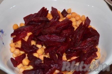 Свеклу отварить, порезать, добавить к нуту.