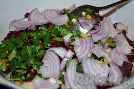 Порезать зелень и луковицу. Добавить лук, зелень, гранат к свекле и нуту.