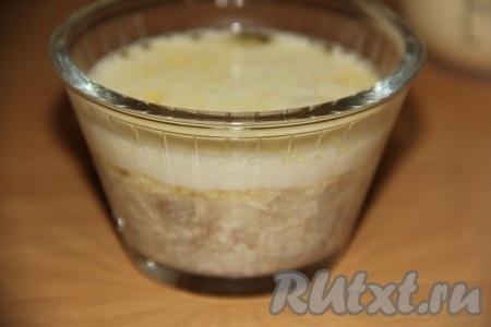 По прошествии 1 часа достать формы из холодильника и разлить майонезную массу по креманкам через ситечко. Получится полоска толщиной 1,5 см. Поставить формы в холодильник на час.
