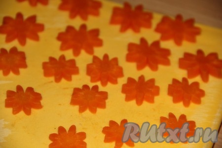 Варёную морковь из бульона нарезать на кусочки и вырезать из неё цветочки (или звёздочки).
