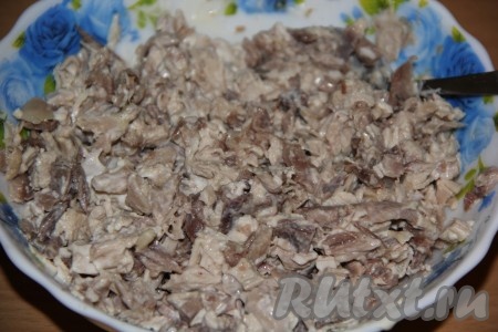 Куриное мясо тщательно перемешать с майонезом.
