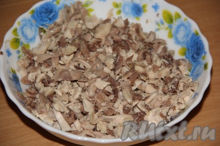 Мясо курицы отделить от костей и шкуры. У меня получилось 300 грамм мяса. Куриное мясо нужно мелко нарезать.
