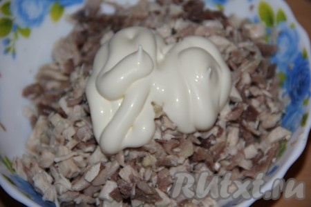 К мелко нарезанному мясу добавить 2 столовые ложки майонеза.
