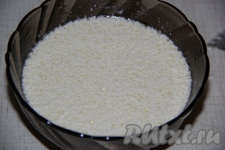 Оставшийся бульон с желатином разделить на 2 части. В одну часть бульона с желатином добавить 2 столовые ложки майонеза, хорошо перемешать.
