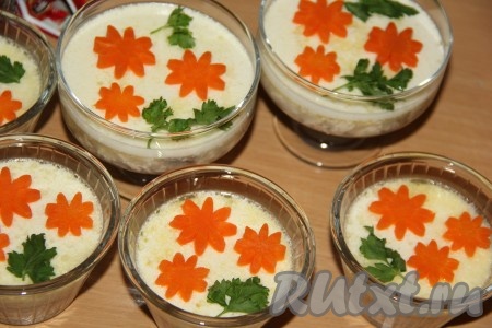 Выложить цветочки из моркови на майонезный слой. Можно выложить и веточки зелени.
