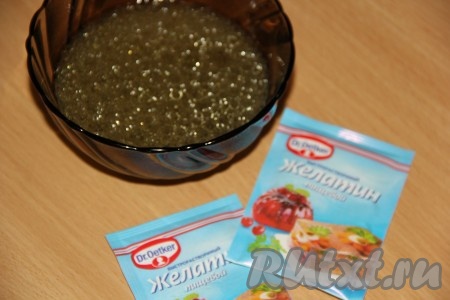 Для приготовления заливного нам понадобится 700 мл бульона. В 100 мл тёплого бульона добавить желатин, перемешать и оставить на 15 минут для набухания.
