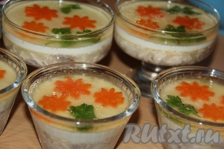 Оставшийся бульон с желатином (если вдруг оставшаяся часть бульона с желатином застынет, немного прогрейте и остудите до комнатной температуры) вылить на цветочки с зеленью и поставить формы с заливным в холодильник на ночь.
